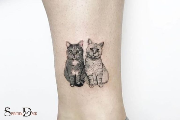Tatuaje espiritual de dos gatos gemelos